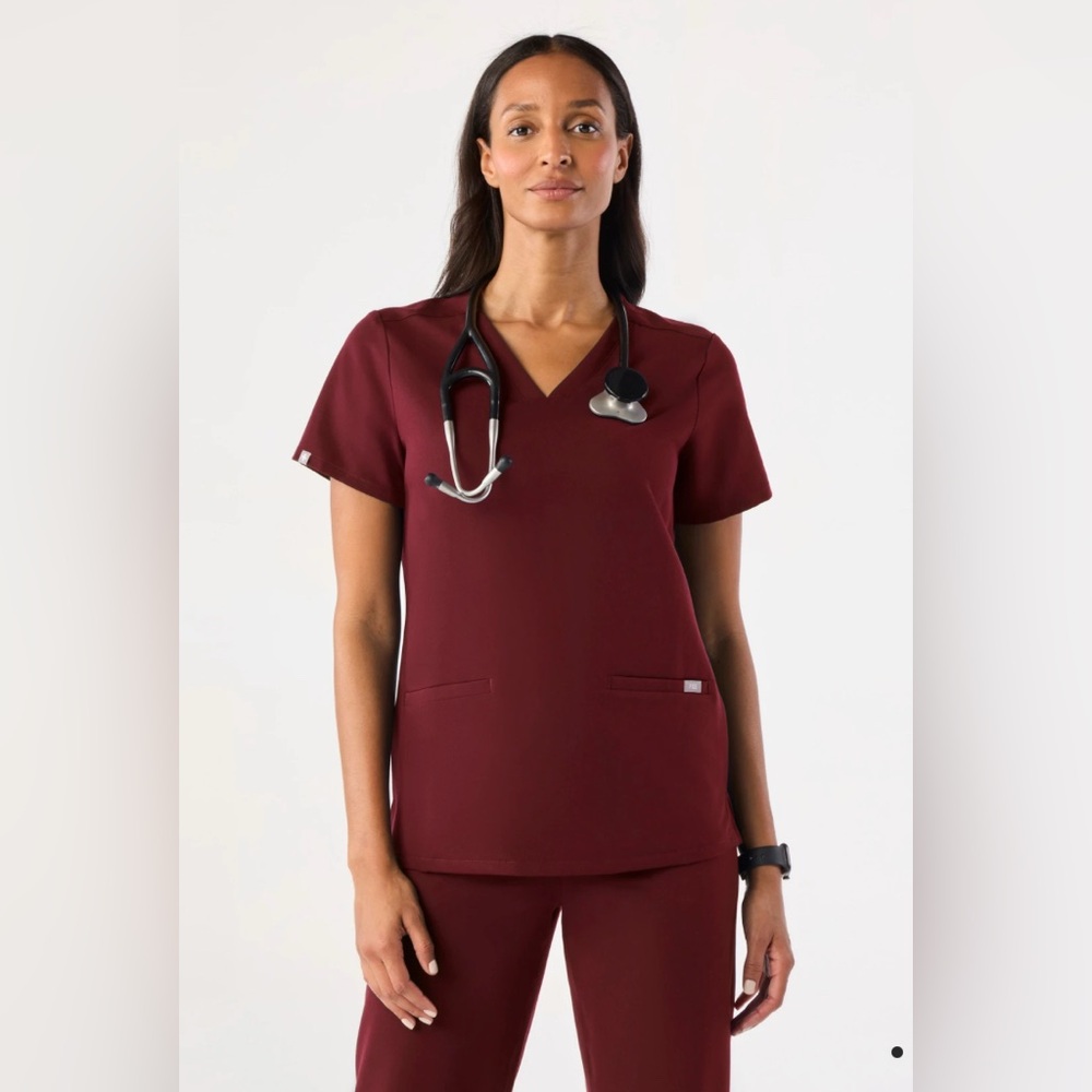 Figs Women's Burgundy Casma Three Pocket Scrub Top Small‎